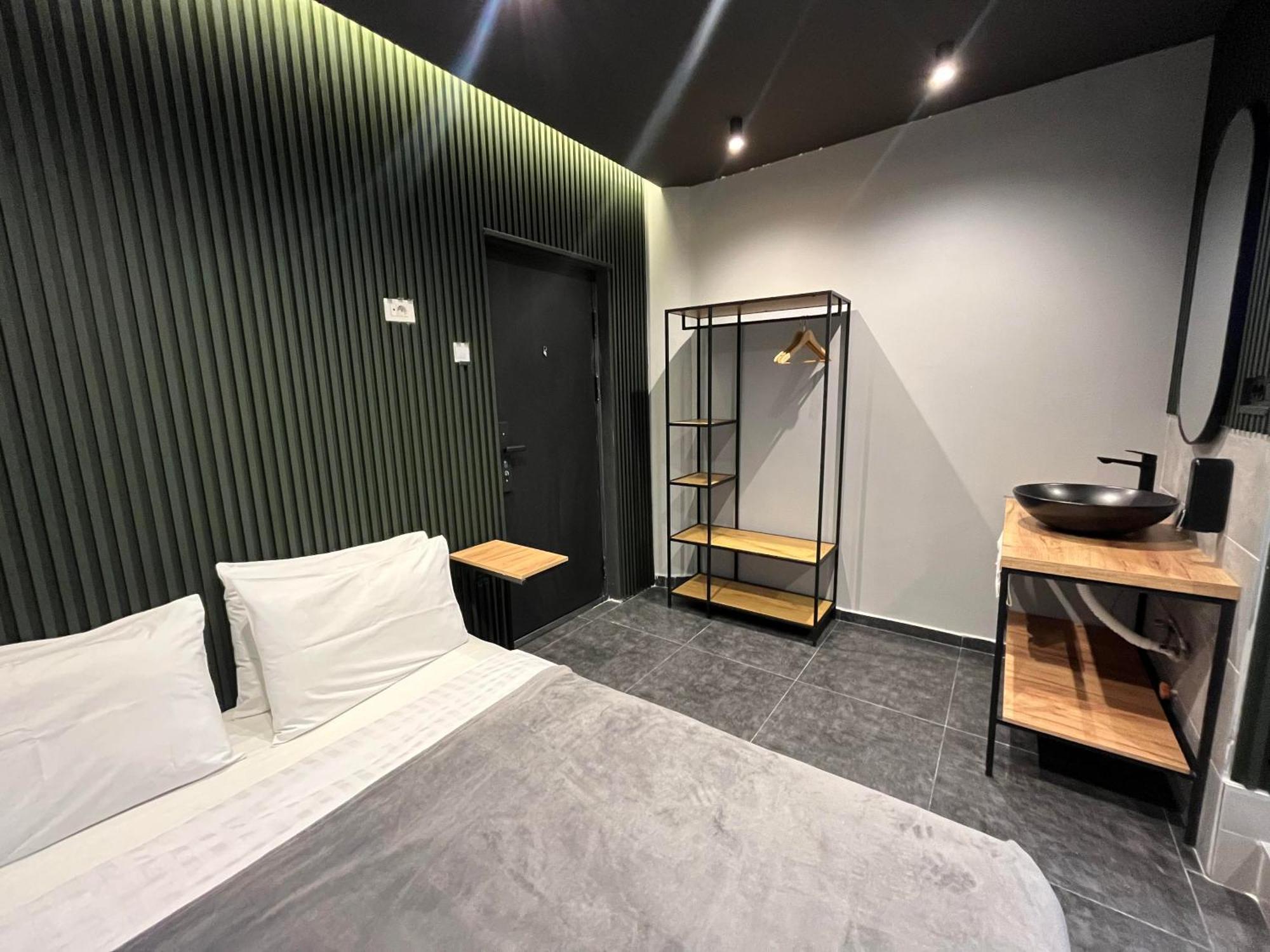 Mickitos Square Rooms And Apartments Skopje Luaran gambar